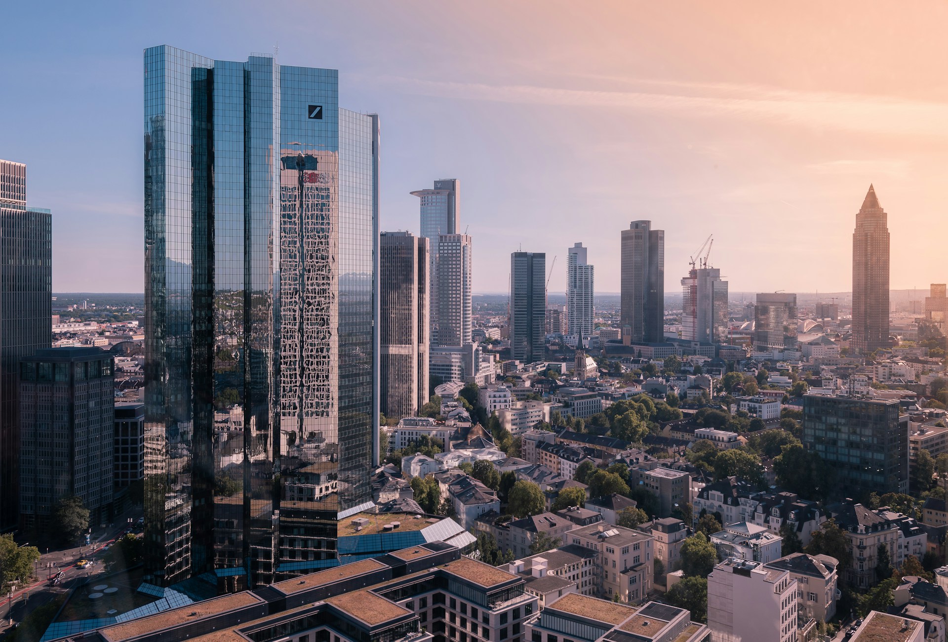 Blick über die Frankfurter Skyline mit den Türmen der Deutschen Bank im späten Nachmittagslicht